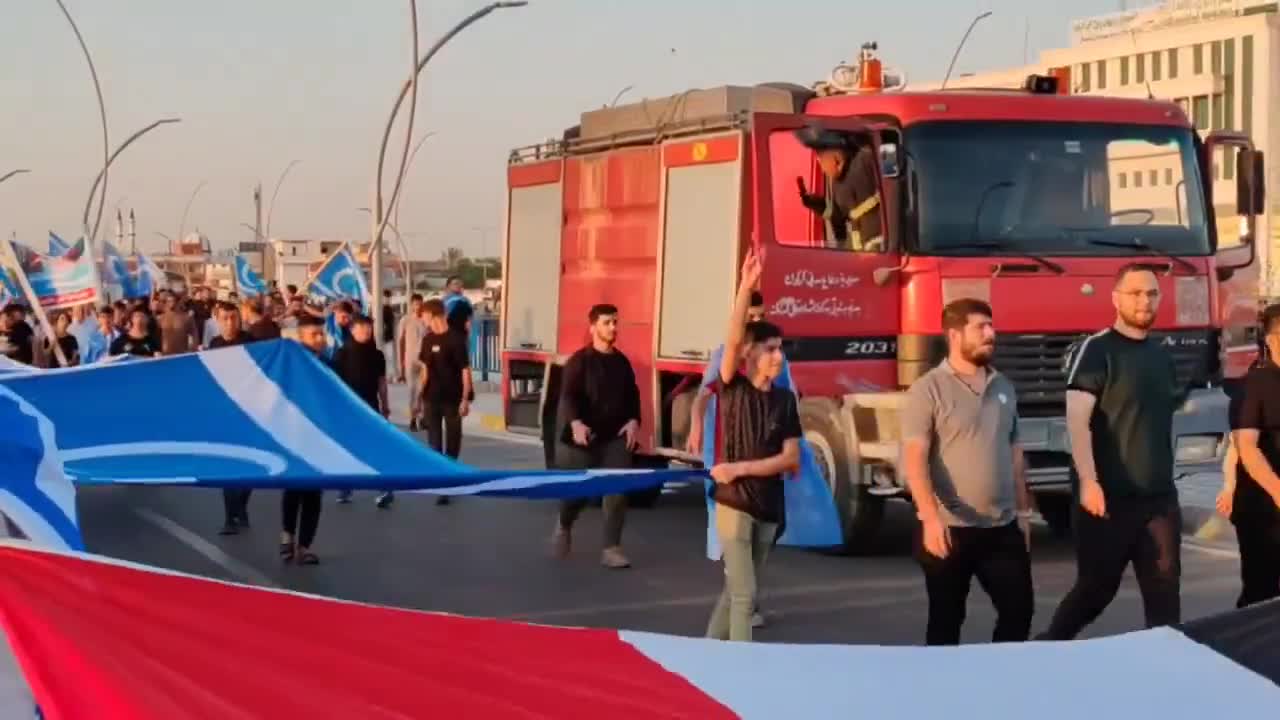 Anhänger der Turkmenischen Front demonstrierten heute in Kirkuk gegen die Bildung der lokalen Regierung, die ihrer Meinung nach unrechtmäßig ist. Besonders auffällig war, dass viele Demonstranten die Handgeste der „Grauen Wölfe oder „Bozkurt zeigten, ein Symbol, das mit panturkischem Nationalismus assoziiert wird.