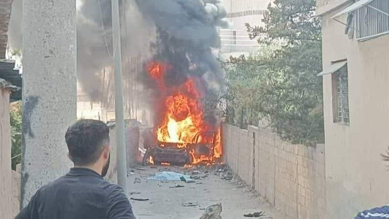 Bei einem türkischen Drohnenangriff in der Stadt Qamischli wurden 2 Menschen getötet und russische Streitkräfte haben das Gebiet inspiziert.