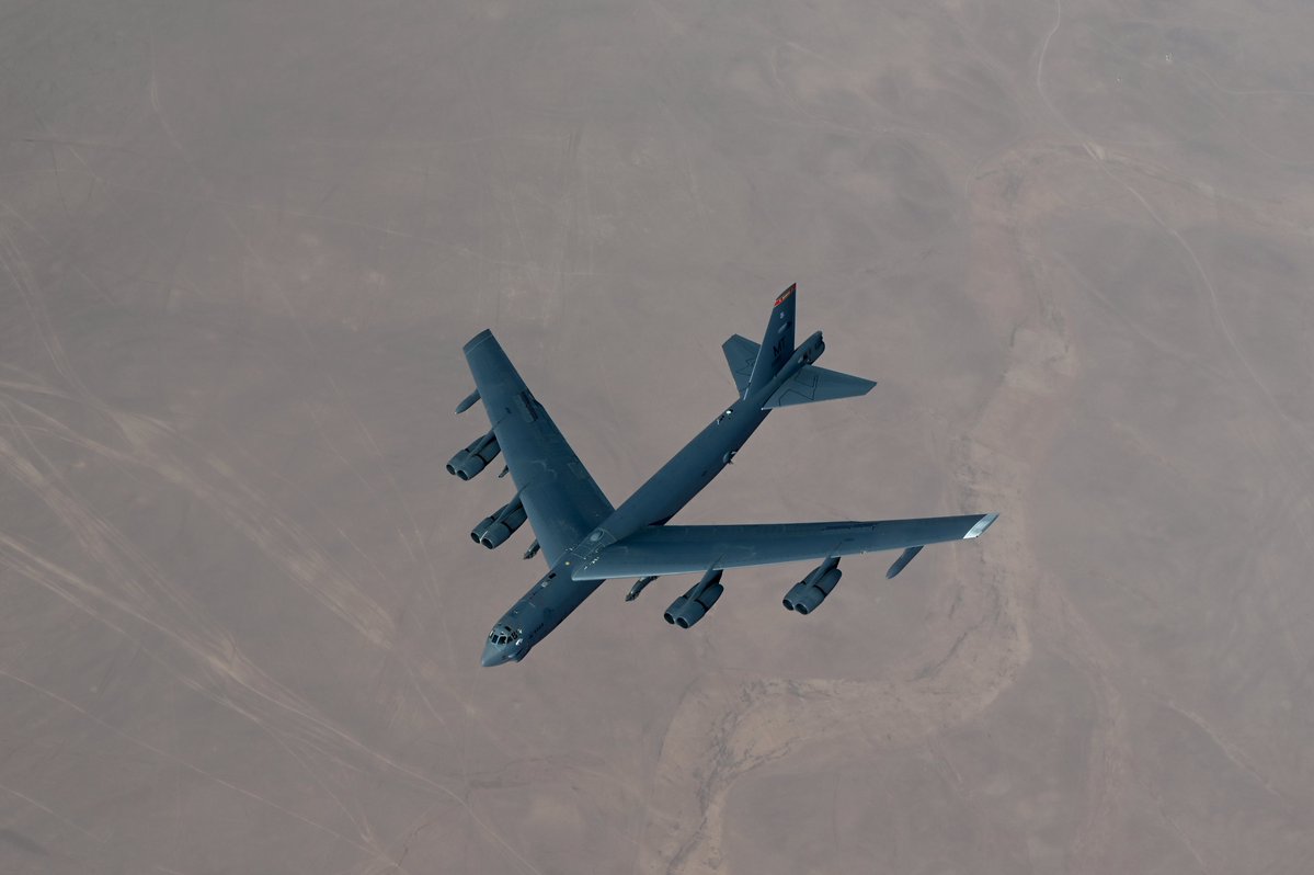 ABD Hava Kuvvetleri'ne ait B-52H Stratofortress, ABD Merkez Komutanlığı sorumluluk alanı üzerinde Doğal Kararlılık Harekatı'nı desteklemek amacıyla bir muharebe hava devriyesi gerçekleştiriyor