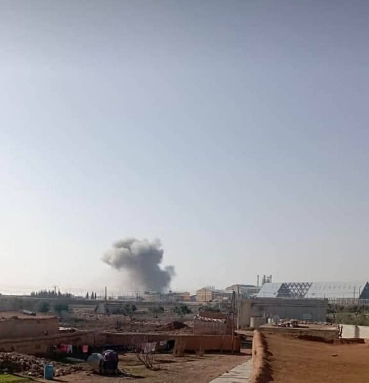 Türkische Drohnen führten einen Angriff auf eine Zuckerfabrik in Deir Hafer durch, einer Stadt östlich von Aleppo, in einem von Kurden kontrollierten Gebiet.