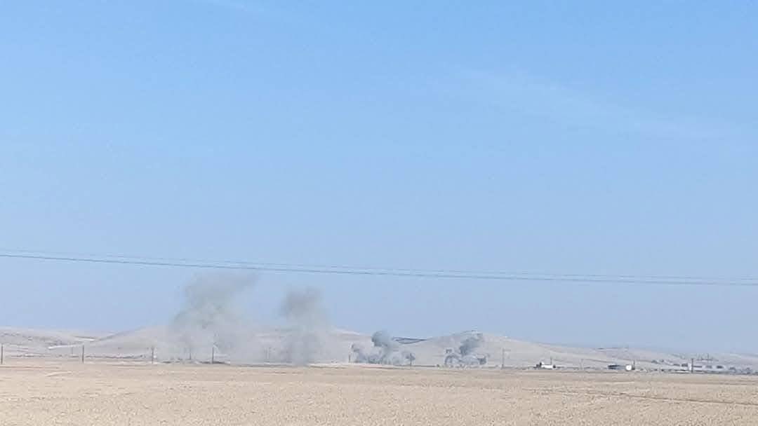 Una fotografía muestra columnas de humo que se elevan por los ataques aéreos cerca de la presa de Tishrin.