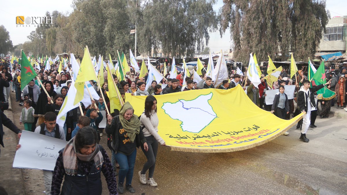 Einwohner der Stadt Tel Tamr in der Provinz Hasaka im Nordosten Syriens protestieren und verurteilen türkische Angriffe auf Zivilisten und den Tischrin-Staudamm.