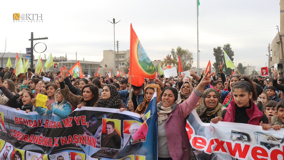 Einwohner der Stadt Hasaka im Nordosten Syriens versammeln sich vor der Basis der @Koalition, um gegen die türkischen Angriffe auf die Region zu protestieren.