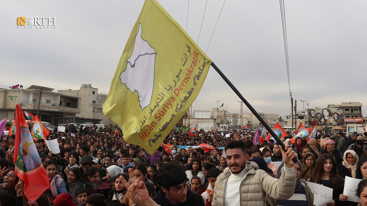 Einwohner von Kobani im Norden Syriens protestieren und verurteilen türkische Angriffe auf Zivilisten und den Tischrin-Staudamm.