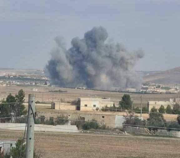 Bilder einiger der Luftangriffe türkischer F-16-Flugzeuge auf Stellungen der SDF-Milizen vor kurzem in der Nähe der Qaraqozak-Brücke, südlich der Stadt Ayn al-Arab/Kobani