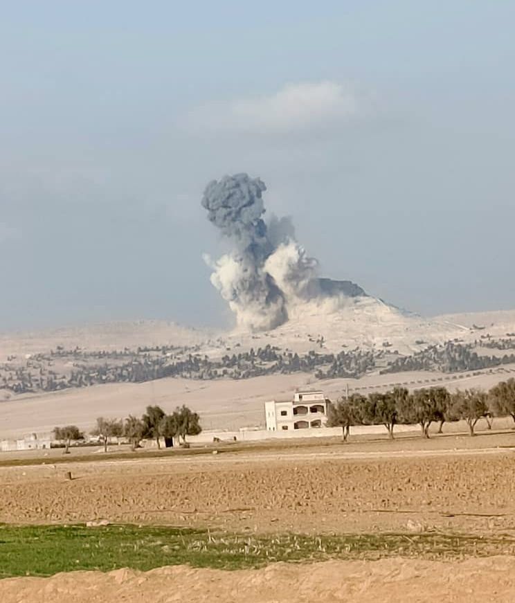 Türkische Kampfflugzeuge greifen Stützpunkte der Miliz der Syrischen Demokratischen Kräfte (SDF) in der Nähe des Dorfes Shash al-Bubna in der Nähe des Tishreen-Damms in der Umgebung von Manbij an.