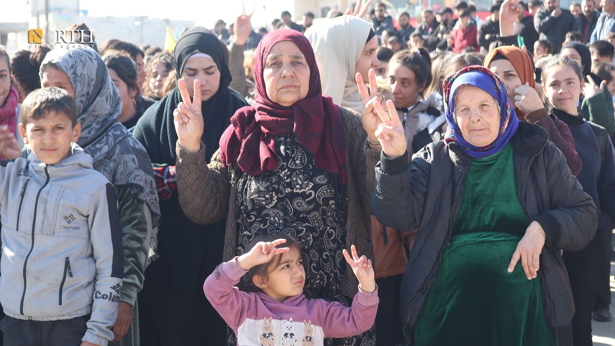 Les habitants de la ville de Kobani, dans le nord de la Syrie, protestent contre les attaques de la Turquie contre des civils dans la ville de Sirrin, qui ont fait plus de 10 victimes.