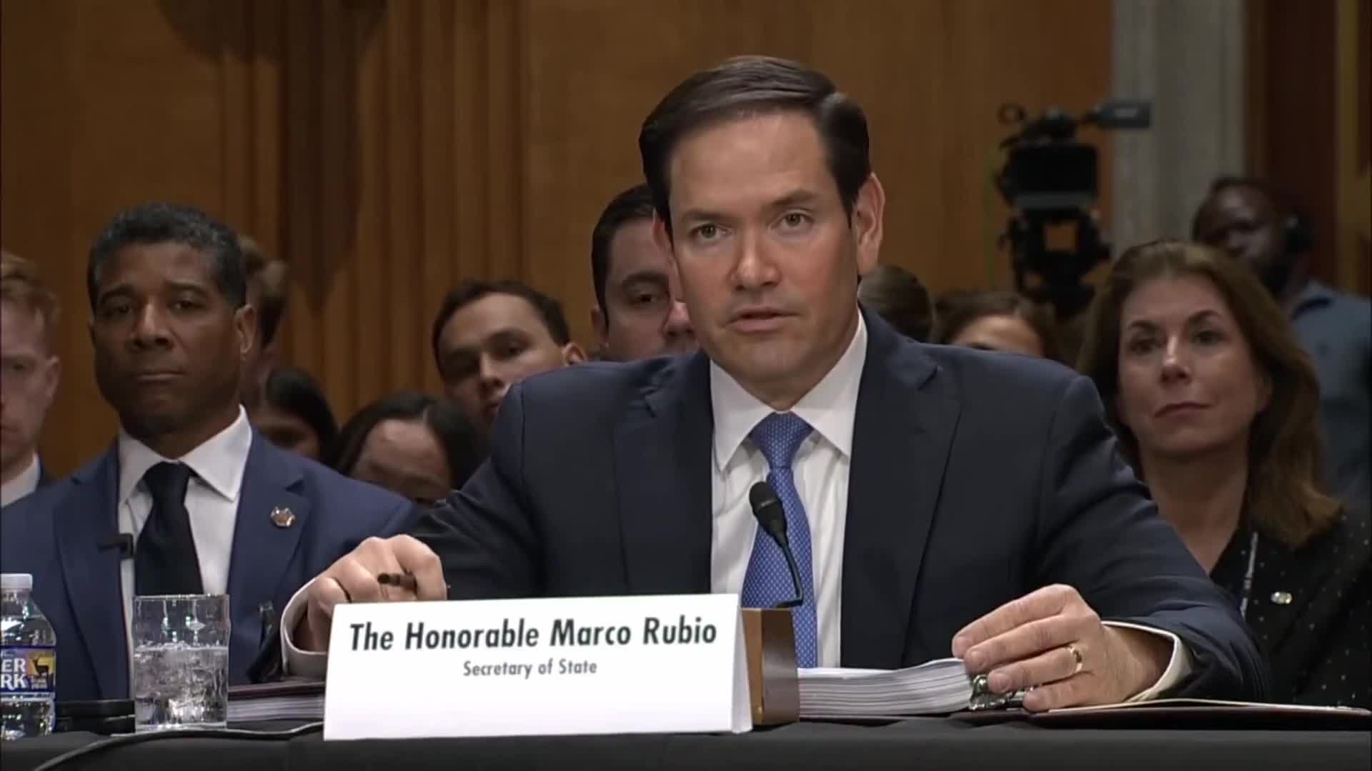 Ao discursar hoje perante o Comitê de Relações Exteriores do Senado, o Secretário de Estado dos EUA, Marco Rubio, afirmou que o governo sírio está a semanas de um possível colapso e de uma guerra civil em grande escala e de proporções épicas.