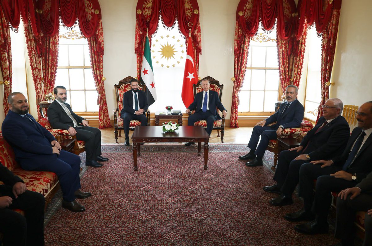 Der türkische Präsident Erdoğan traf sich mit dem syrischen Präsidenten Ahmed Shara im Dolmabahçe-Büro