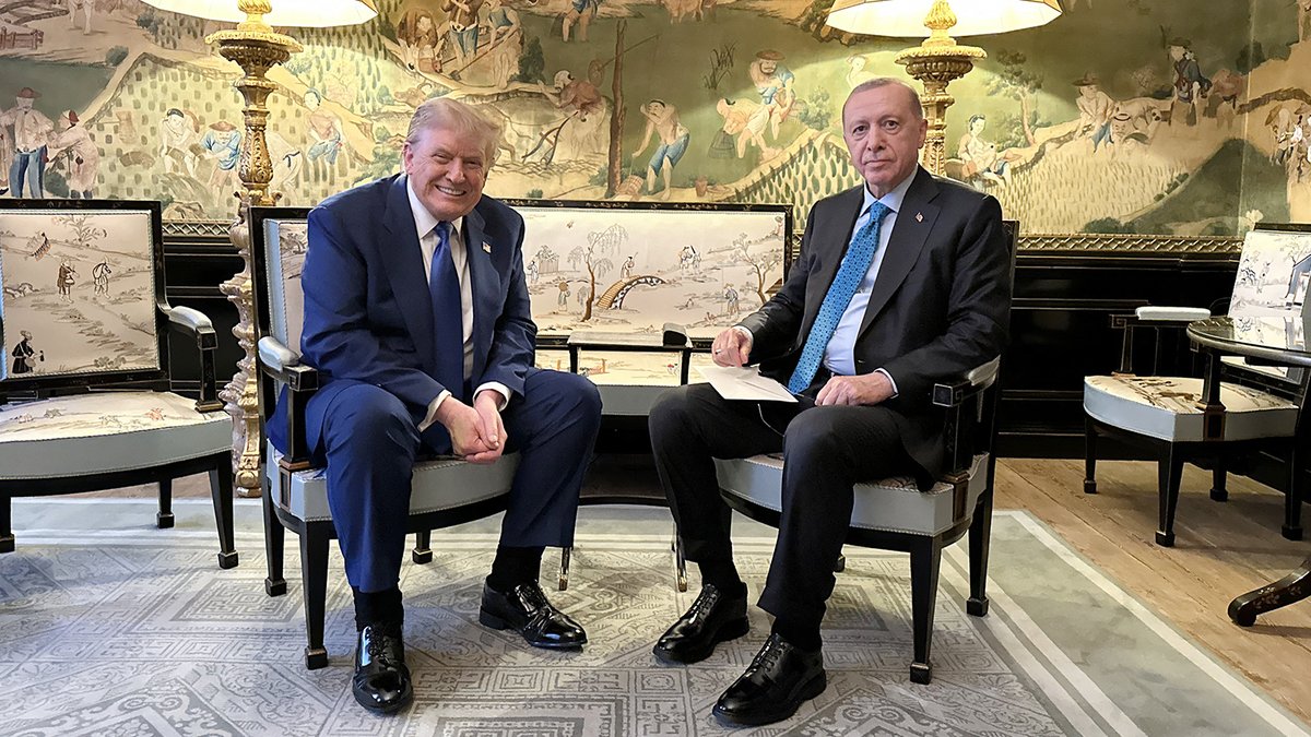 Erdogan sprach am Rande des NATO-Gipfels mit Trump und forderte die SDF auf, ihre Verzögerungen zu beenden und sich in die syrische Armee zu integrieren. Die US-Unterstützung für die Gruppe müsse beendet werden. Er betonte die türkisch-syrische Zusammenarbeit im Kampf gegen den IS, die Notwendigkeit, die israelischen Luftangriffe zu beenden und die syrische Souveränität zu unterstützen.
