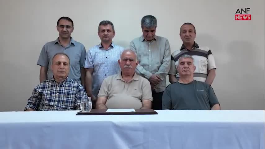 Der inhaftierte PKK-Führer Abdullah Öcalan wird zum ersten Mal seit Jahrzehnten gehört. Er fordert die PKK zur formellen Entwaffnung auf und erklärt, die kurdische Identität werde von der Türkei anerkannt, weshalb kein bewaffneter Kampf nötig sei.