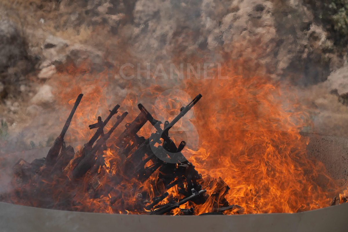 פעילי ה-PKK שורפים את נשקם בטקס סמלי ביום שישי בסולימניה בעיראק, ונשבעים להשלים את תהליך פירוק הנשק כפי שסוכם עם טורקיה.