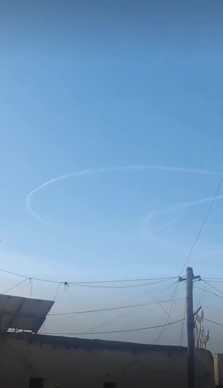 تحلق الطائرات الحربية التركية شمال الرقة.