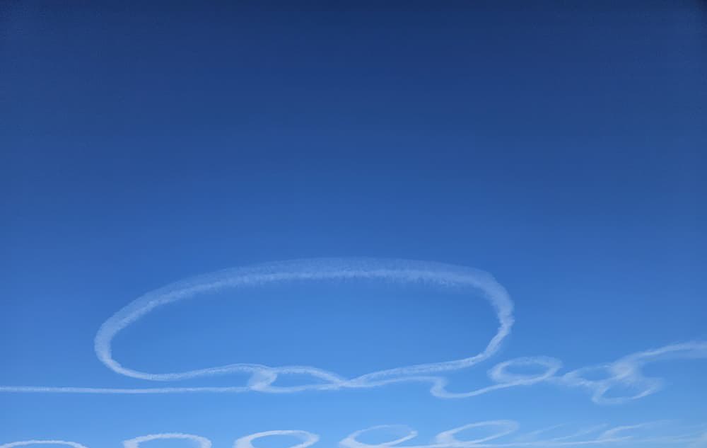 Amerikan savaş uçakları, Rakka kırsalının batısındaki Dibsi Afnan kasabasının üzerinden uçarken, aynı zamanda Halep-Rakka yolunda batıya, Maskana ve Deir Hafer'e doğru ilerleyen, birkaç zırhlı araçtan oluşan bir Amerikan devriyesi de geçiş yapıyordu.