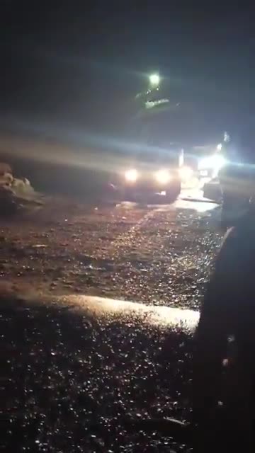 Suriye ordusu birlikleri, sivilleri koruma ve kamu mallarını muhafaza etme tedbirleri kapsamında, Deyr ez-Zor şehrindeki toprak köprü üzerinden Fırat Nehri'nin doğusundaki bölgelere girmeye başladı. Bu toprak köprü, bölgedeki tek köprüdür.