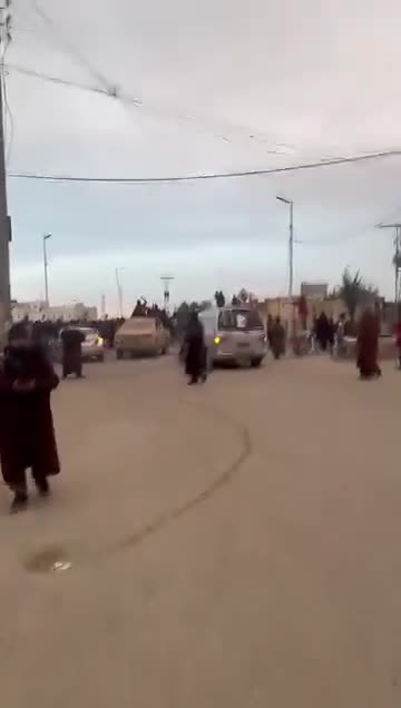 Arap kabileleri Deyr ez-Zor'daki Hajin şehrinin kontrolünü ele geçirdi.