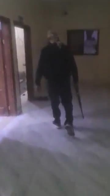 Deyr ez-Zor: Aşiret güçleri, El-Basira kentindeki Birinci Tugay karargâhını ele geçirdi ve Kürdistan İşçi Partisi (PKK) milis lideri Abdullah Öcalan'ın resimlerini yıktı.