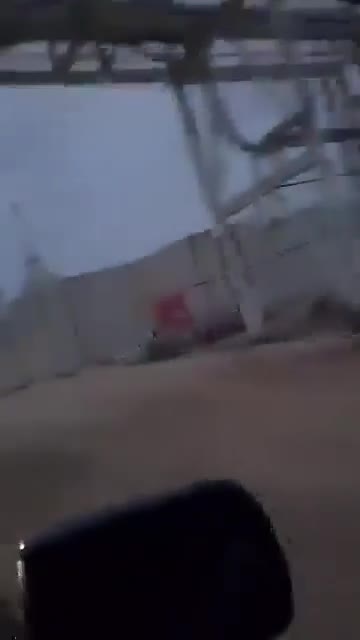 Kabile savaşçıları, Deyr ez-Zor'un doğu kırsalındaki Conoco doğalgaz sahasını tarıyor.