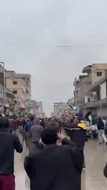Raqqa: The clashes inside the city have stopped. Residents are gathering in Raqqa's neighborhoods, raising the Syrian flag.