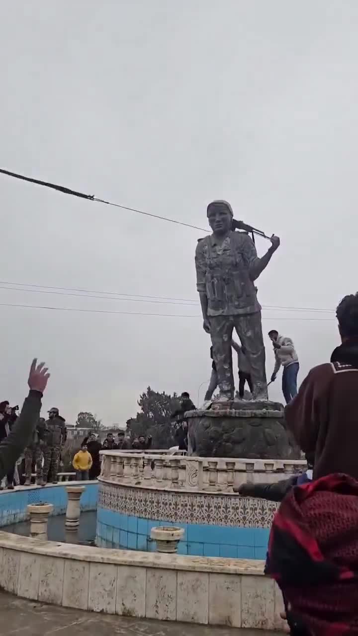Locals destroy SDF symbols in Raqqa