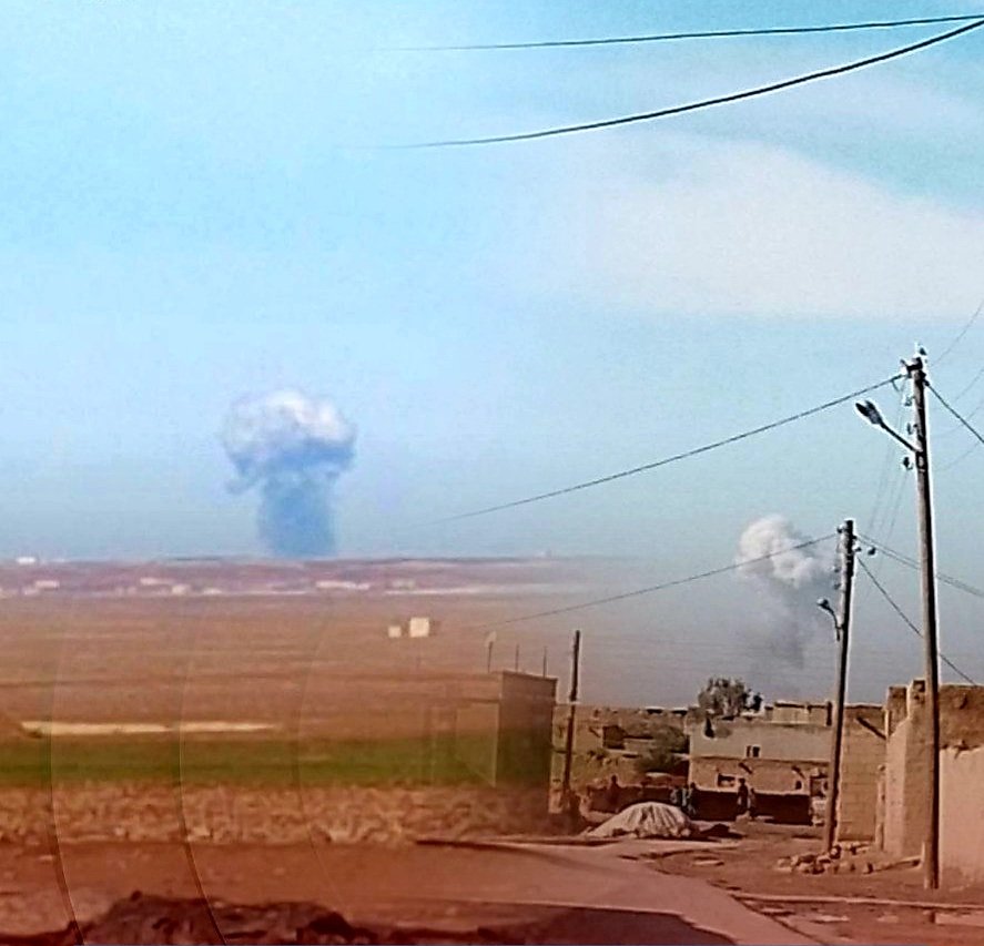 Місцеві джерела в Хасаці: Літаки міжнародної коаліції завдали попереджувальних ударів поблизу конвоїв сил Міністерства оборони, які намагалися наблизитися до табору Аль-Холь у сільській місцевості Хасаки.