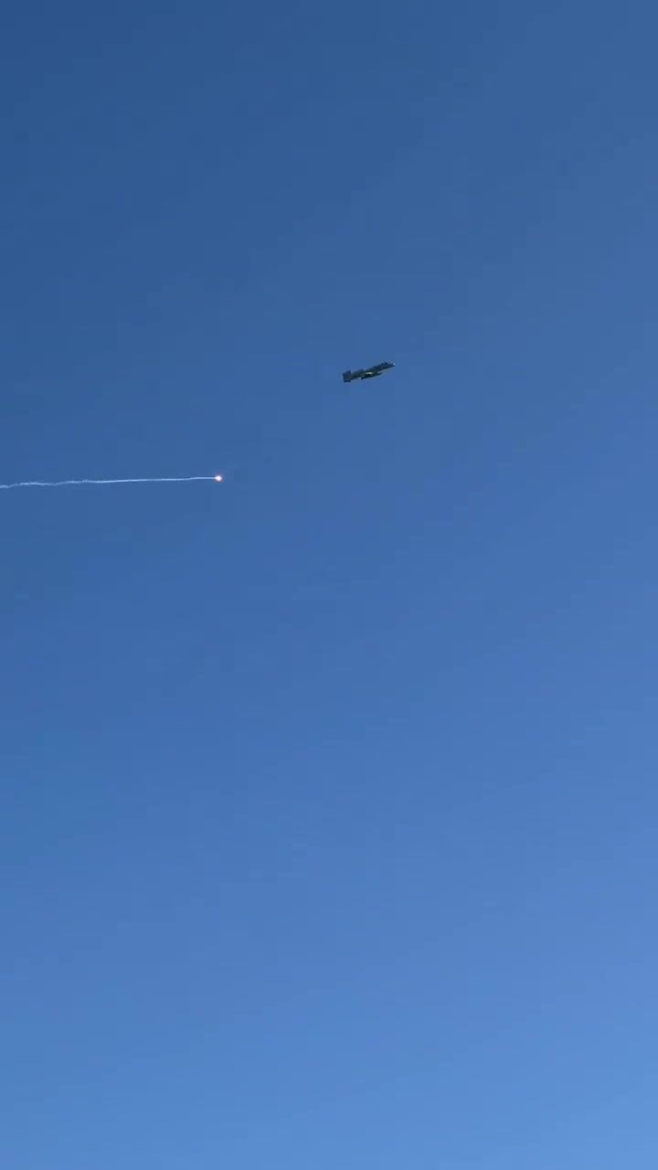 Літаки Глобальної коаліції пролітають над в&39;язницею Аль-Актан, що утримується ІДІЛ, у сільській місцевості Ракка, Сирія, де бійців SDF оточують угруповання, пов&39;язані з Дамаском