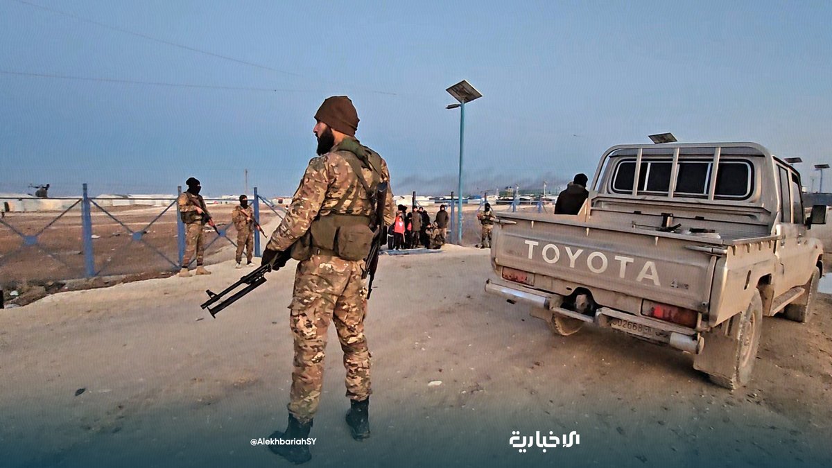 Департамент ЗМІ та комунікацій Міністерства оборони: Сцени захоплення Сирійською арабською армією табору Аль-Холь у сільській місцевості Хасеке після того, як сили SDF вийшли звідти без попередження, та її спроба створити хаос у цьому районі, витіснивши тих, хто перебував у таборі.