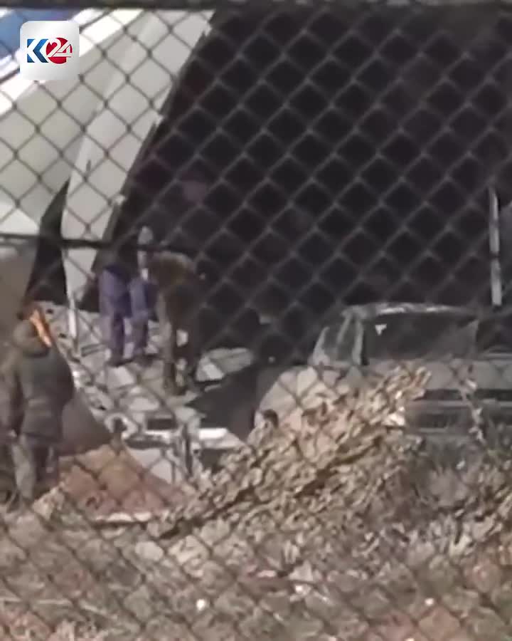 Syrie : Des soldats russes ont été filmés en train de charger du fret dans un avion de transport sur la base aérienne de Qamishli ce matin, alors qu'ils évacuent la région (territoire contrôlé par les FDS/YPG).