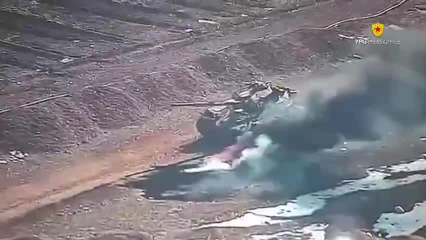 Des combattants des YPG et des YPJ auraient détruit plusieurs chars et véhicules blindés appartenant aux forces liées au gouvernement sur la ligne Çelebiyê, dans la campagne du sud-est de Kobane.