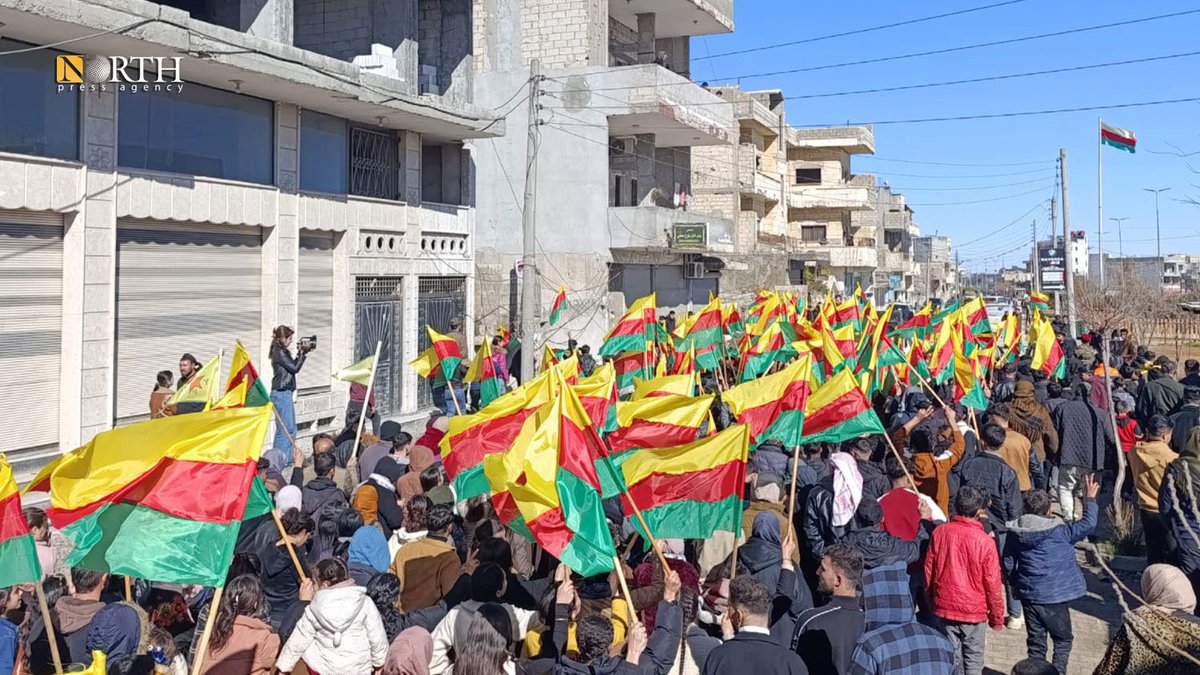 يطالب الأكراد في مدينة كوباني، شمال سوريا، برفع الحصار عن المدينة والاعتراف بحقوق الشعب الكردي في الدستور السوري.