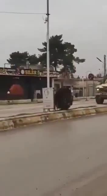 بدأت القوات الأمريكية الانسحاب من قاعدة الشدادي في محافظة الحسكة شمال شرق سوريا، متجهةً نحو أربيل في كردستان العراق، وفقًا لما أفاد به مصدر أمني عراقي لقناة العربي القطرية. وتشير تقارير إعلامية سورية إلى أن القافلة الأمريكية تضم أيضًا حافلات تقل سجناء من تنظيم داعش نُقلوا من سوريا إلى العراق.