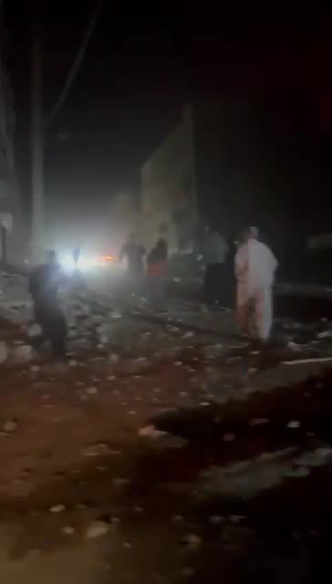 مردی که در اطراف یک ایستگاه پلیس که در شهر کردنشین جوانرود در استان کرمانشاه در اثر حملات هوایی اسرائیل با خاک یکسان شده است، قدم می‌زند، می‌گوید: خدای من، ببین چه کرده است. شخص دیگری گفت: آنها از قبل هشدار داده بودند.