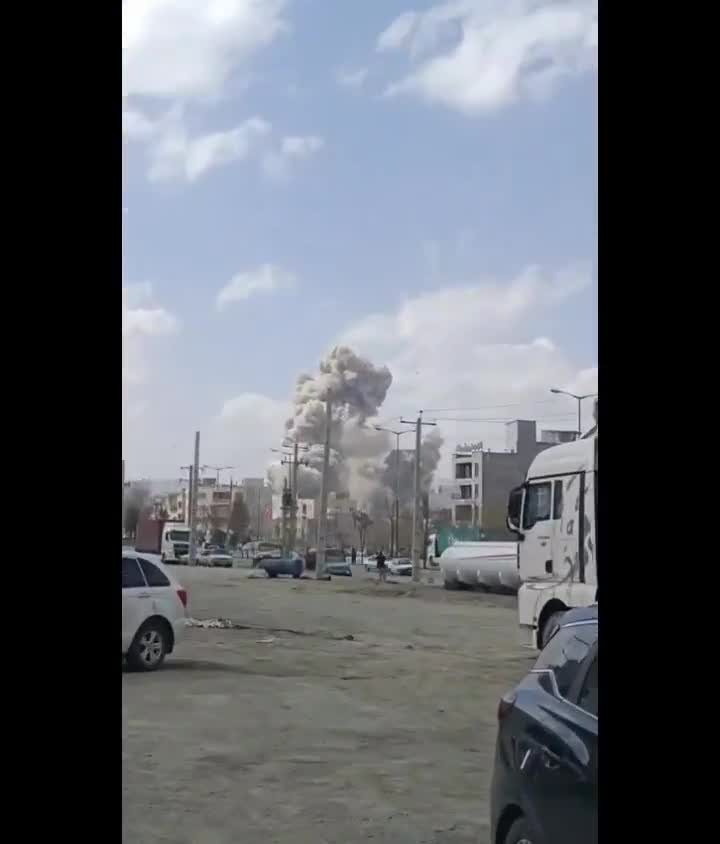 Amerikanische/israelische Luftangriffe gegen mehrere strategische und militärische Ziele in der kurdischen Stadt Marivan