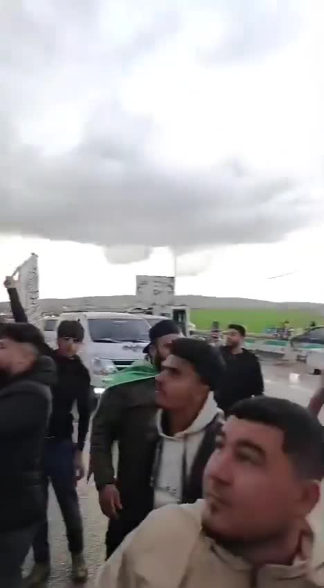 Syria: tensions are escalating following the incident with the national flag in Ain Arab/Kobane. Kurdish flags are being burned and trampled on, with cases of beatings & calls to protest