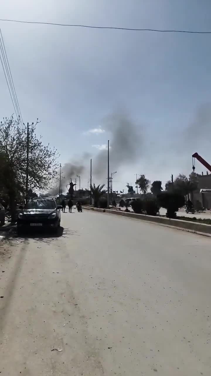 Deir ez-Zor: Gunfire was heard in the vicinity of the Dallah roundabout in Deir ez-Zor city, perpetrated by members of the Internal Security Forces. This coincided with a protest in which families of detainees held by the SDF burned tires.